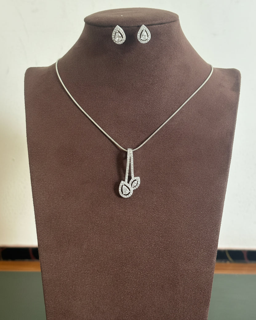 White Sparkle Zirconia Pendant Set